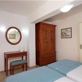 4 bedroom villa with pool close to beach on Akrotiri peninsula, sleeps 8
